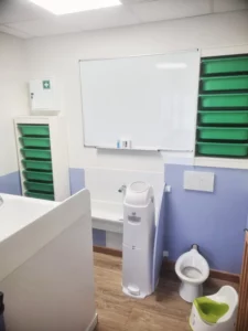 Salle de change et toilettes de la crèche
