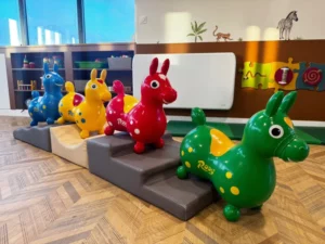 Modules de motricité et chevaux gonflables colorés dans la micro crèche