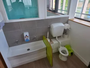 Espace sanitaire avec un petit lavabo et des toilettes