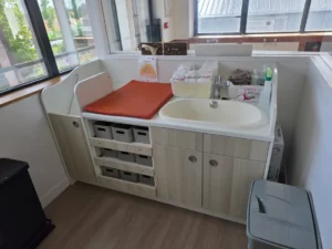 Espace change avec un tapis à langer et un lavabo