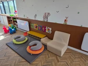 Espace jeux dans la salle principale de la micro crèche
