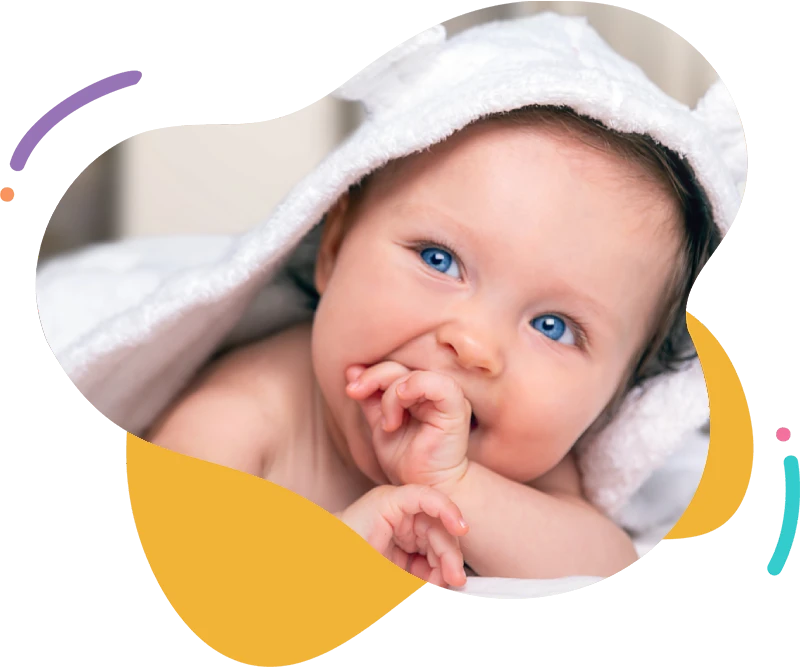 Photo montage d'un bébé souriant au yeux bleus avec une serviette de bain à oreilles