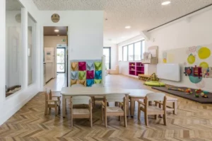 Salle principale avec une table et des chaises pour le repas des enfants